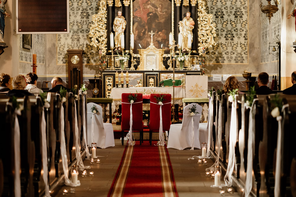 białe dekoracje ślubne w kościele- świece i wstążki