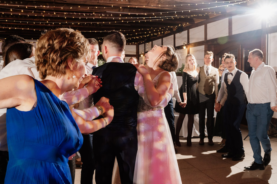 romantyczny taniec pary młodej na weselu- kreowanie światłem