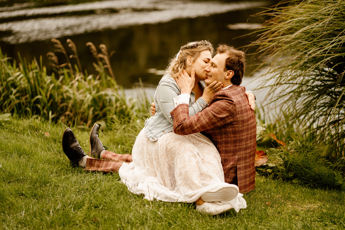 romantyczne zdjęcie pary młodej nad jeziorem Skajboty