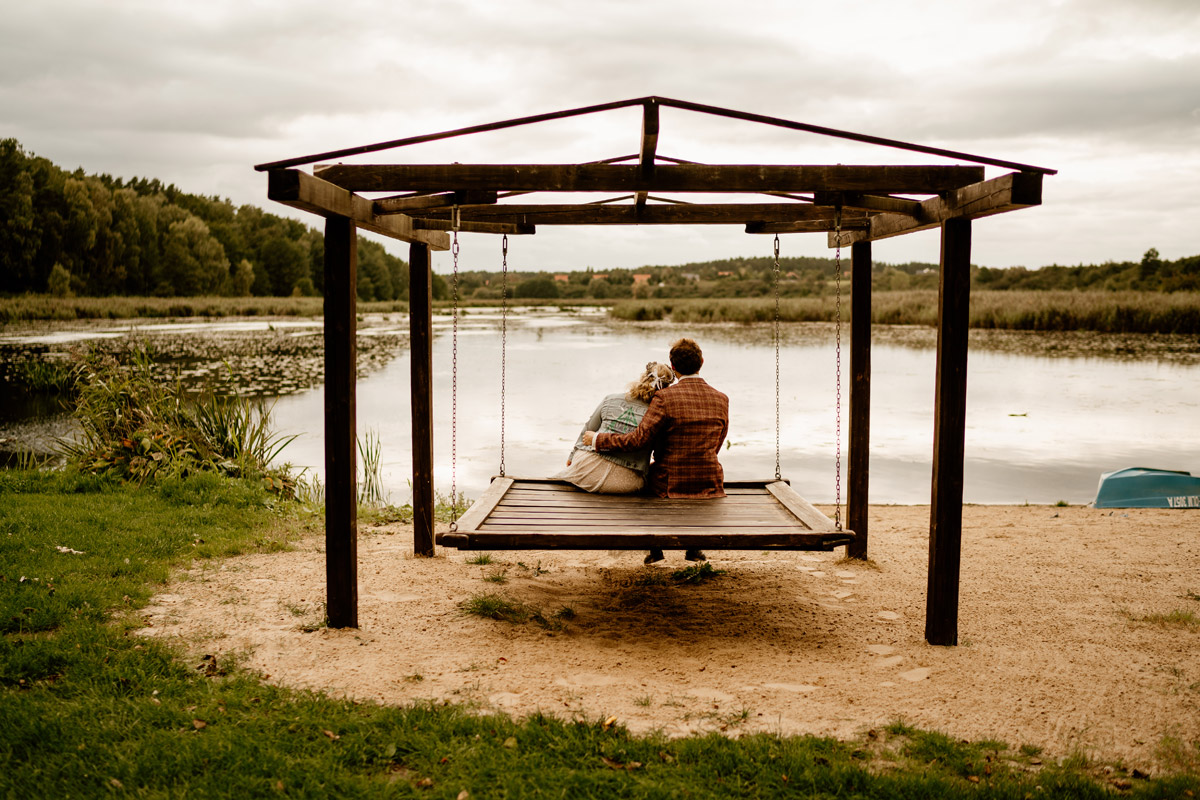 jezioro Bogdańskie - para młoda na huśtawce
