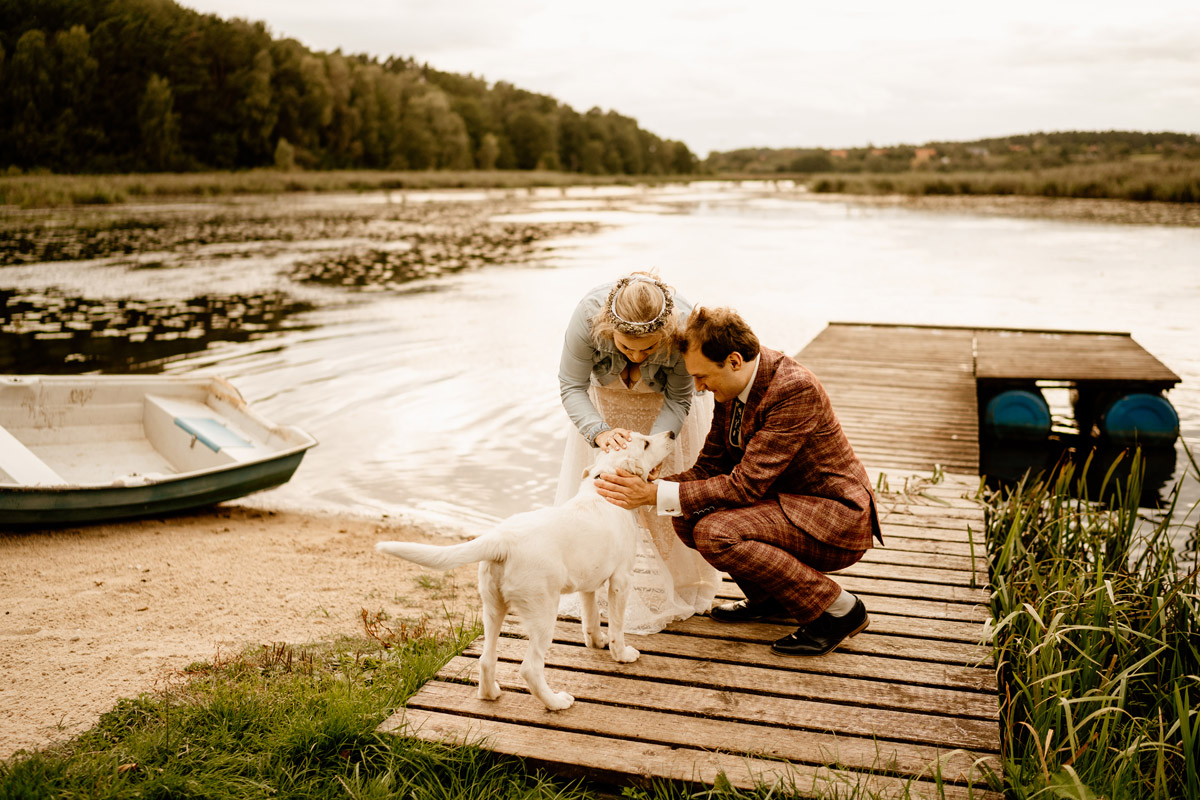 para młoda z psem na pomoście - jezioro Bogdańskie